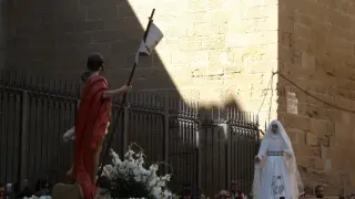La Virgen ya vestida de blanco