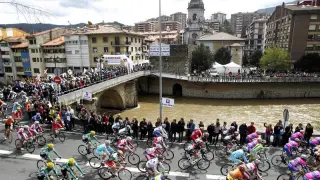 El pelotón, en la primera etapa de la Vuelta al País Vasco.