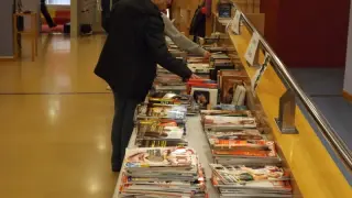 Mercadillo de libros en una biblioteca de Huesca.