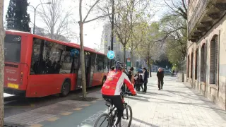 La subida y bajada de pasajeros a los autobuses obligan a los ciclistas a salirse del carril