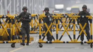 Soldados norcoreanos vigilan el país