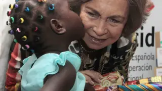La reina Sofía es besada por una niña mozambiqueña