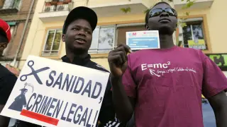 Varios inmigrantes protestan contra el Real Decreto