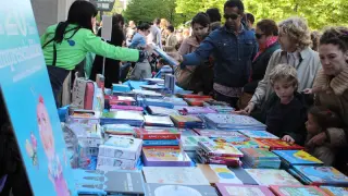 Aragón exhibe su oferta literaria en el Día del Libro.