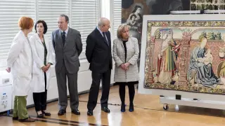 Wert y Serrat en el acto de entrega del tapiz en Madrid
