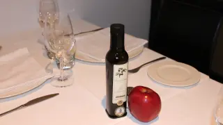 Una botella de aceite con tapón irrellenable en el restaurante zaragozano La Scala.