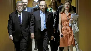 El ministro Montoro, escoltado por los altos cargos de Hacienda Antonio Beteta y Marta Fernández