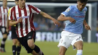 El defensa del Celta Jonathan Vila lucha un balón con el centrocampista del Athletic Ander Iturraspe