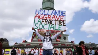 Un manifestante critica a Hollande