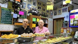 Jaime Escanez, camarero, y Juan José Navarro, propietario del bar Cervino