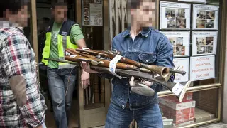La Policía se incautó de armas antiguas, así como de un fusil Mauser con munición, halladas en el domicilio de Lacasta (a la derecha).