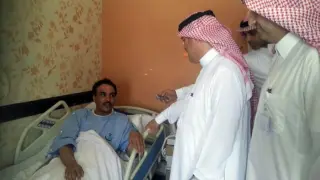 El ministro saudí de Salud visita a uno de los afectados