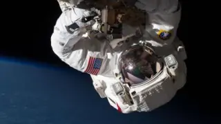 Astronauta reparando una estación espacial