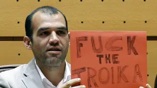 El senador del Grupo Mixto José Manuel Mariscal ha mostrado un cartel contra la troika.