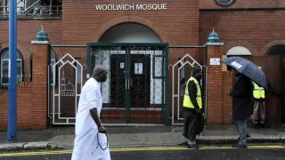 Un hombre camina frente a la mezquita de Woolwich.