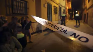 Cordón policial cerca del domicilio de Algeciras donde fueron hallados los cuerpos