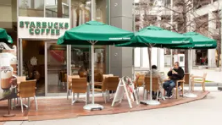 La terraza de un establecimiento de Starbucks