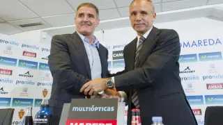 Paco Herrera, técnico del Real Zaragoza, con Fernando Molinos