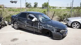 Un coche destrozado tras una carrera ilegal en Zaragoza
