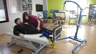 Una persona con discapacidad, durante una sesión de rehabilitación
