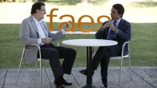 Rajoy dialoga con Aznar en los cursos de verano de FAES