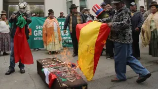 Los manifestantes han quemado banderas europeas frente a la embajada de EE.UU.