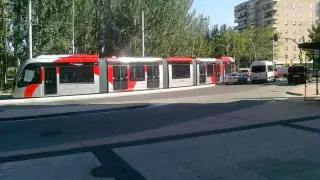 El tranvía parado en la calle María Zambrano.
