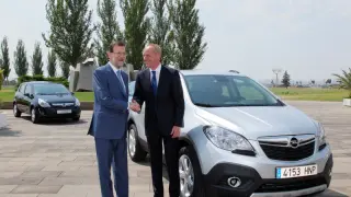 Karl-Thomas Neumann, consejero delegado de Opel, y  Mariano Rajoy, tras el anuncio realizado sobre que el Mokka se fabricará en Figueruelas.