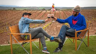 Okuda y Remed brindan con tinto por su trabajo en la bodega Campo Viejo en Logroño