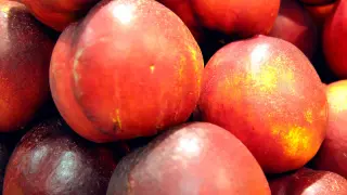 Nectarinas aragonesas en un puesto de fruta.