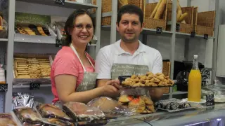 Diana y Constantin en su pequeño negocio de la calle Ávila de Zaragoza