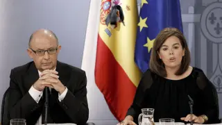 La vicepresidenta del Gobierno, Soraya Sáenz de Santamaría y el ministro de Hacienda, Cristóbal Montoro