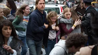 Los zombies atacan a los seres humanos, incluidos Bradd Pitt y su familia