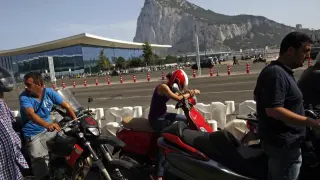 Fila de motos en la frontera