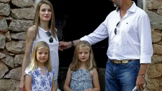 Los Príncipes de Asturias, Felipe de Borbón y Letizia Ortiz, junto a sus hijas las infantas Leonor (c) y Sofía (i) posan hoy durante su paseo por la finca La Granja de Esporles en la sierra de Tramuntana, en Mallorca