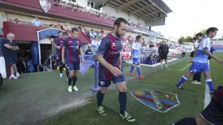 Los jugadores del Huesca y el Sabadell saltan al campo.
