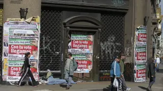 Los carteles electorales inundan las paredes de las ciudades argentinas