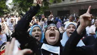 Partidarios de Mursi en las inmediaciones de una mezquita.