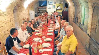Imagen de archivo de una comida en la sociedad Los Sitios de Zaragoza con amigos de una cofradía asturiana