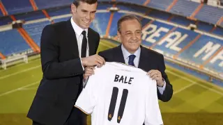 Bale, con Florentino Pérez y su nueva camiseta