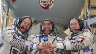 Oleg Kotov y Serguéi Riazanski, junto al astronauta estadounidense Steve Swanson.