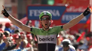 Mollema celebra su victoria en la etapa de la Vuelta a España de este miércoles.