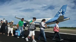 Un grupo de turistas en el aeropuerto de Acapulco.