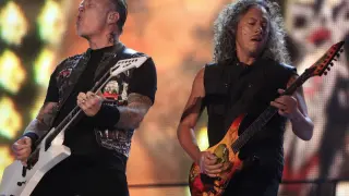 James Hetfiel (izda) y Kirk Hammett durante una actuación de Metallica