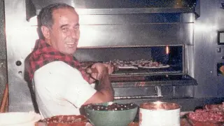 Salvatore Cuomo, haciendo pizzas en las Fiestas del Pilar de 1979