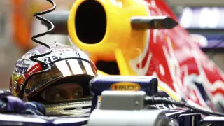 Vettel, en el garaje durante los entrenamientos