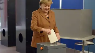 Angela Merkel, en el momento de votar