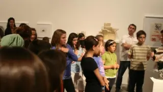 Un grupo de estudiantes en una actividad del museo.