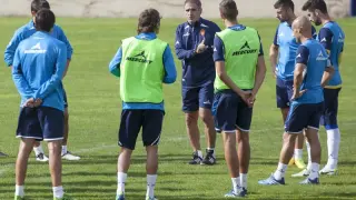 Paco Herrera, entrenador del Real Zaragoza, da indicaciones en un entrenamiento