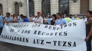 Los empleados de ambas empresas semanifestaron en la plaza de España contra los despidos.